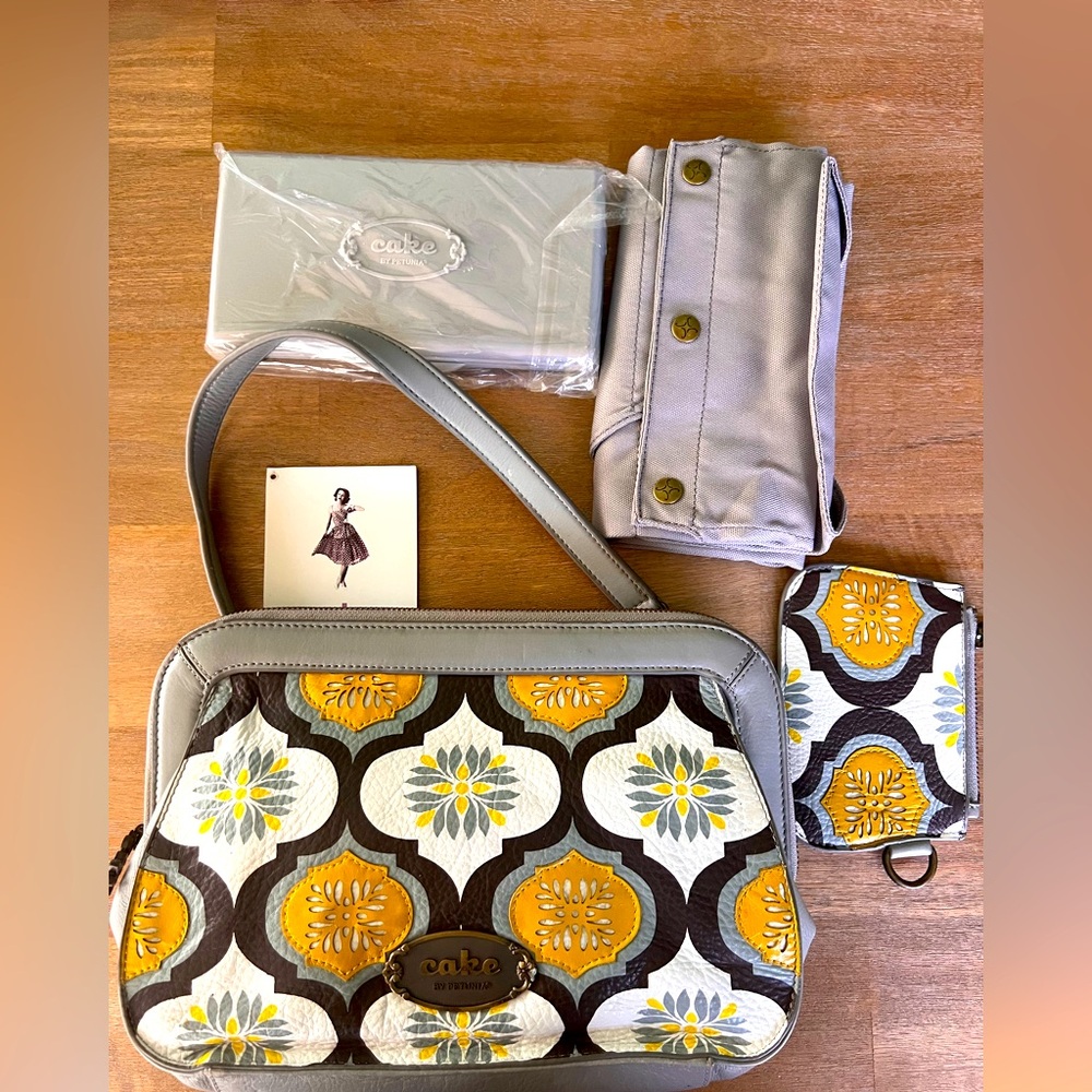 EUC Petunia Pickle Bottom Marmalade Fondant Cake Cameo Clutch  Gray